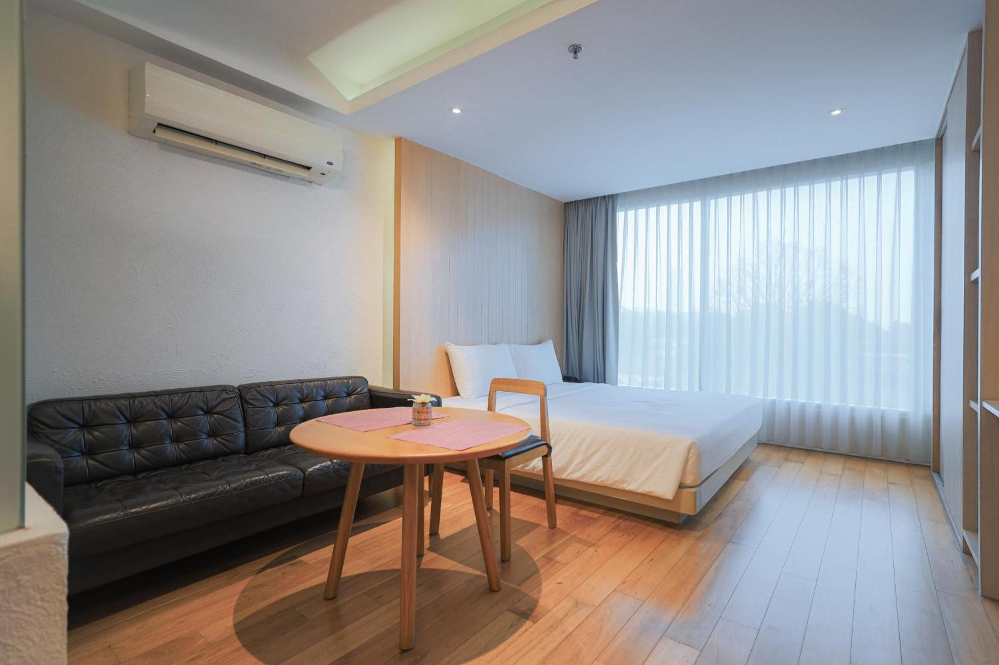 Balcony Seaside Sriracha Hotel & Serviced Apartments Si Racha Exterior photo